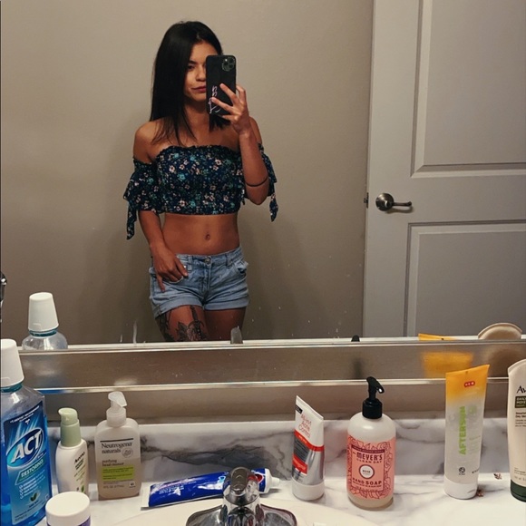 Floral Crop Top - Picture 3 of 3